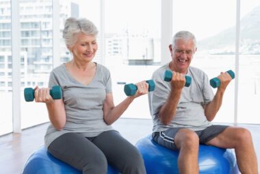 Aktywność fizyczna osób starszych: poznaj jej zalety