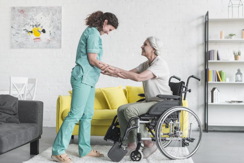Opieka nad osobą starszą niesamodzielną - rodzaje wsparcia, przydatne rady. Część 2